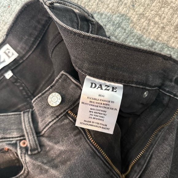 DAZE jeans, size 28. Black washed look. Trendy and cute ankle cut. - Picture 5 of 5